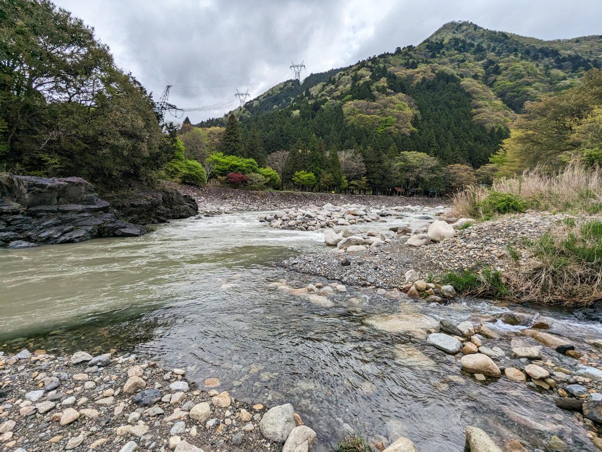 もみじの里松原オートキャンプ場の前を流れる川