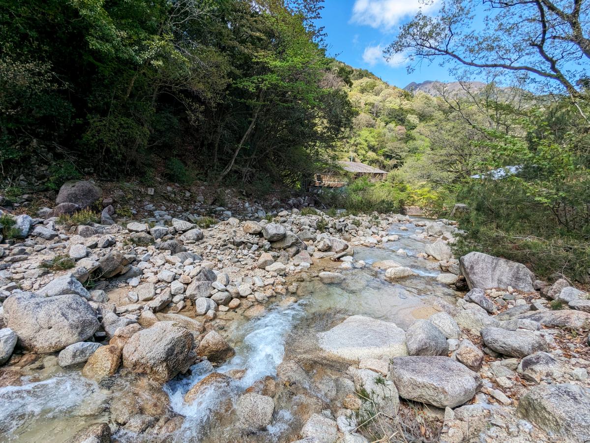 アサケヒュッテの前を流れる朝明川