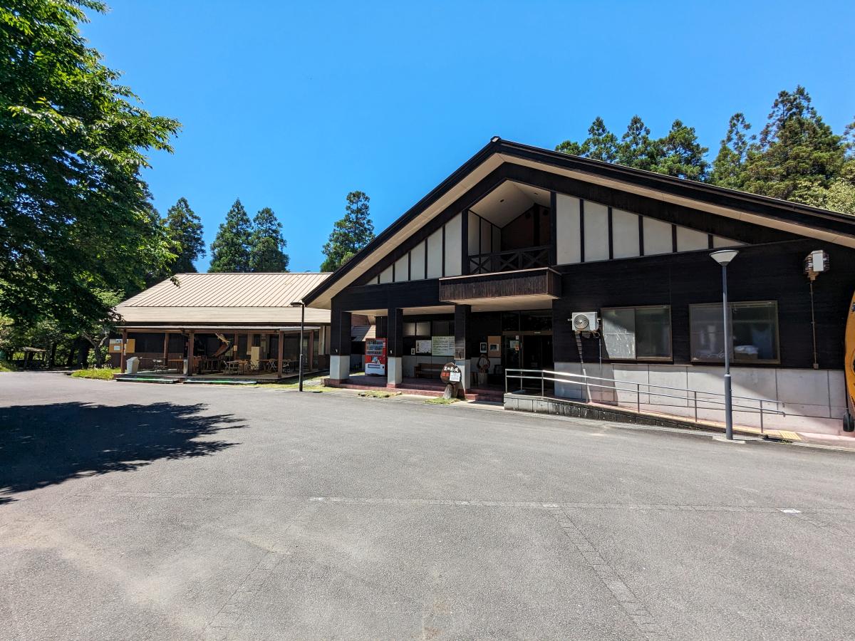 三日月の滝キャンプ場の受付・管理棟