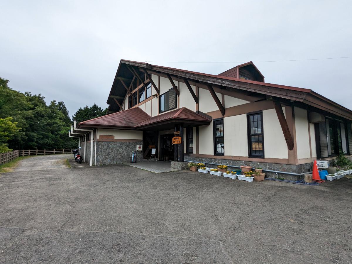 川原大池公園キャンプ場の受付・管理棟