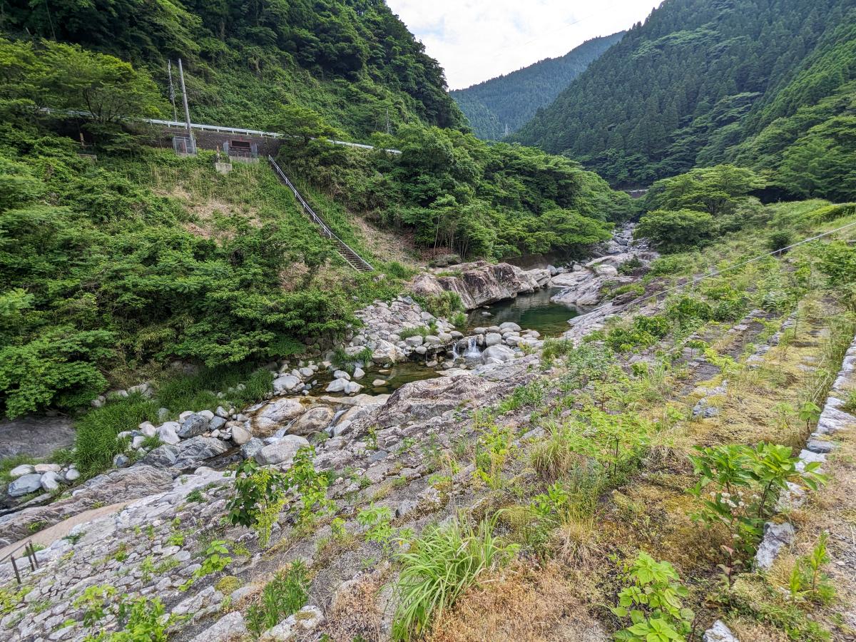 さよの湖(厳木ダム)キャンプ場前の渓谷