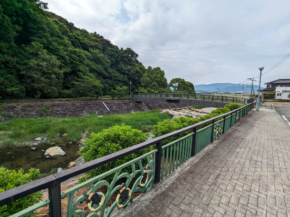 今出川ふるさと公園の前を流れる川