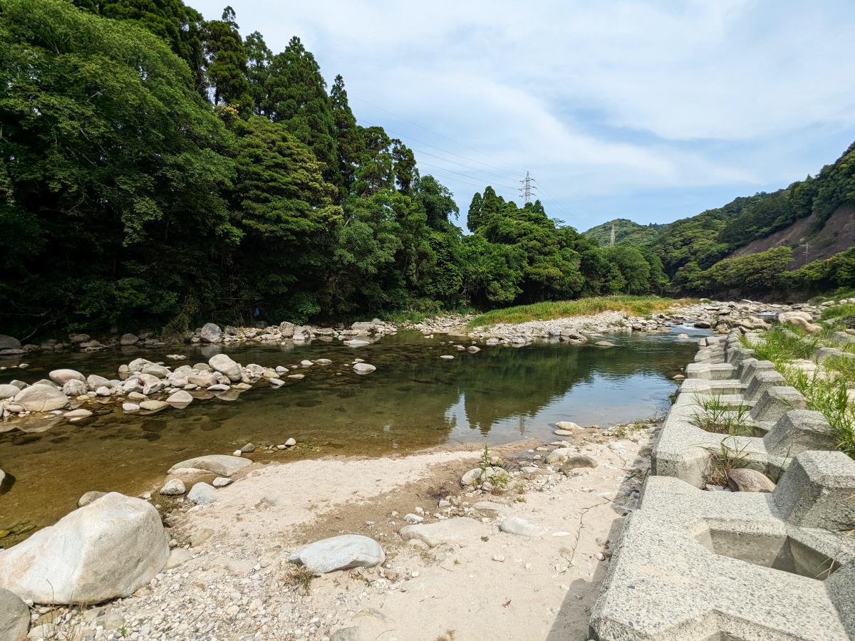 道の駅大和オートキャンプ場の前を流れる川上峡