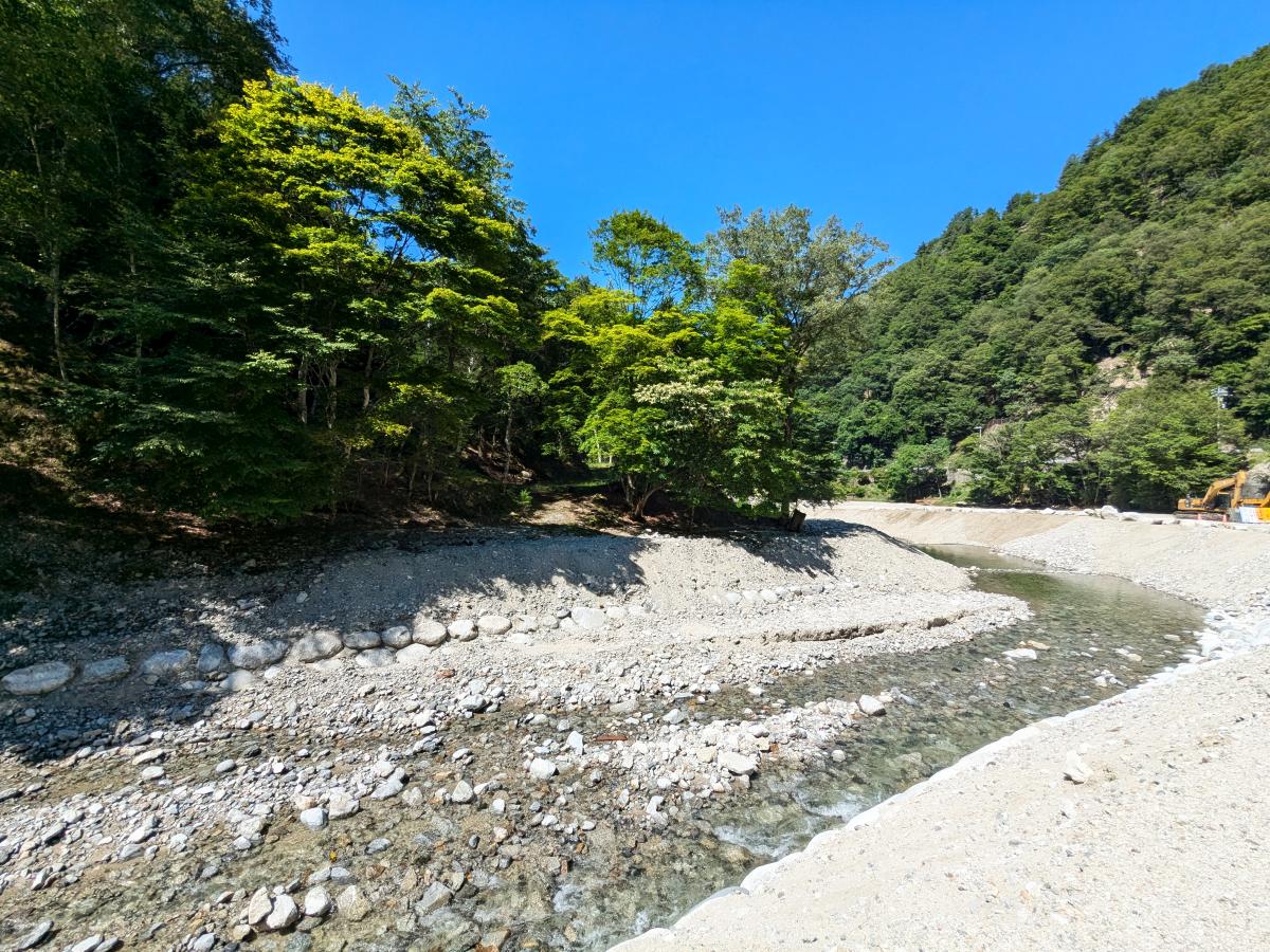 矢筈公園キャンプ場の前を流れる川