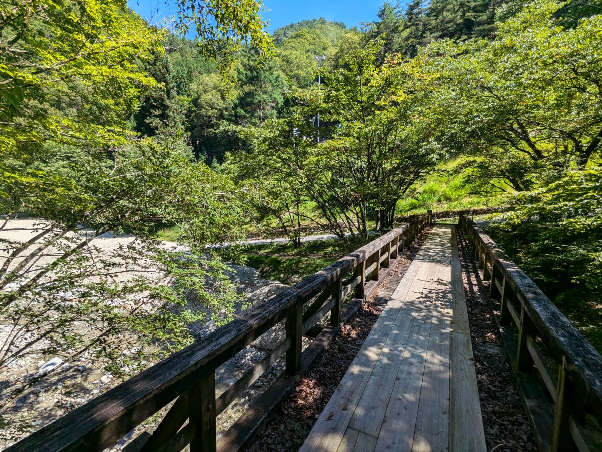 矢筈公園キャンプ場の入口の橋