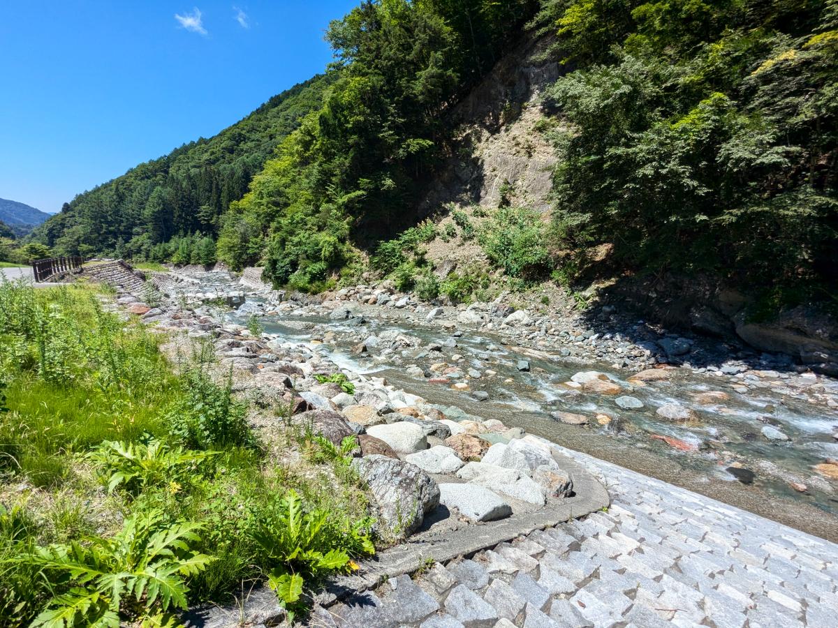 大島河原河川公園オートキャンプ場の前を流れる上村川